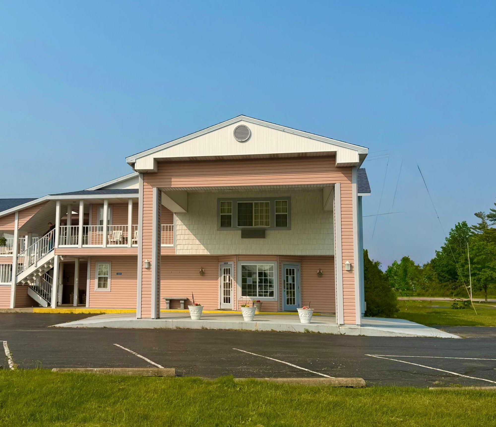 Great Lakes Inn Макино Сити Екстериор снимка