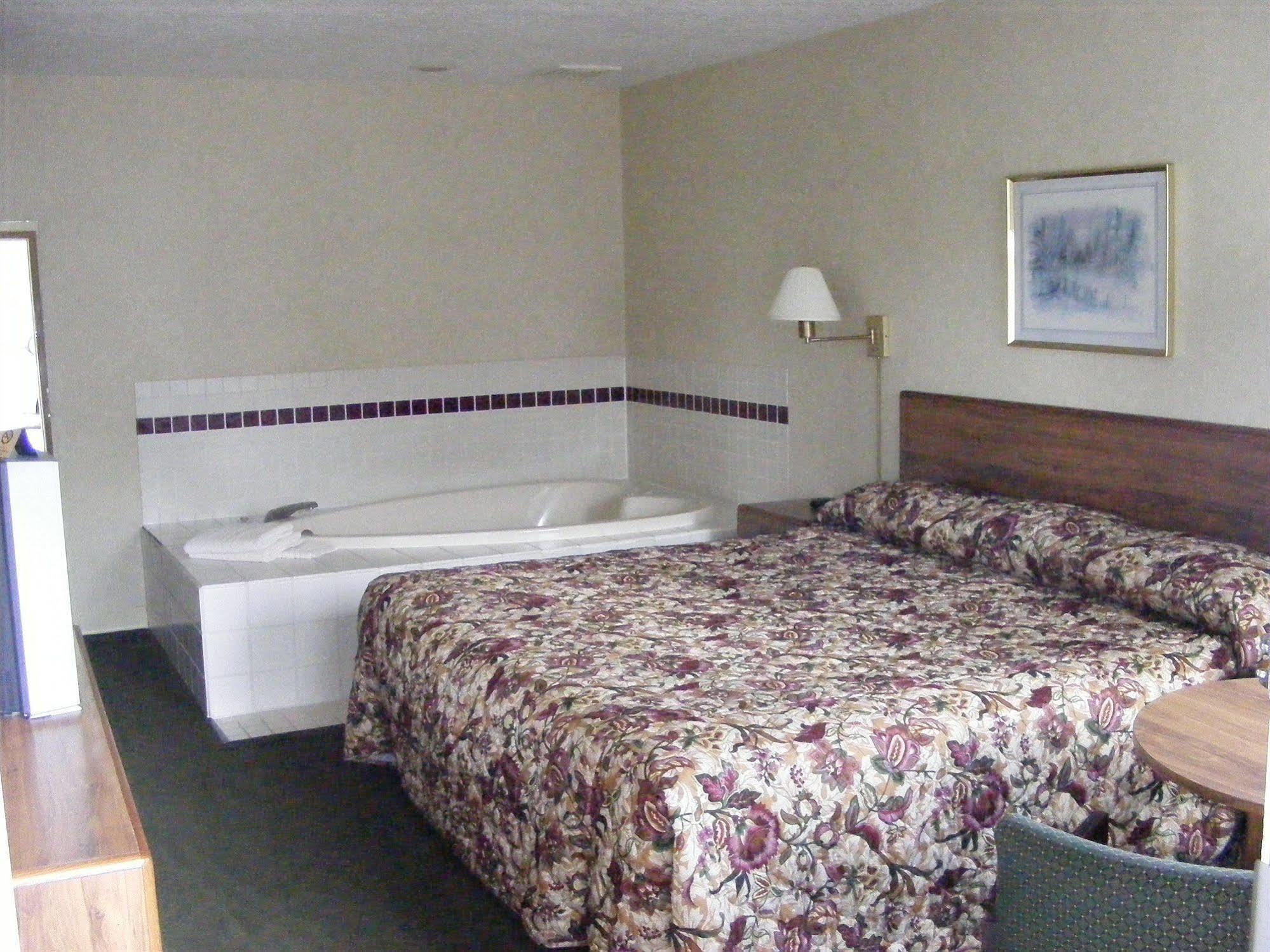 Great Lakes Inn Макино Сити Екстериор снимка